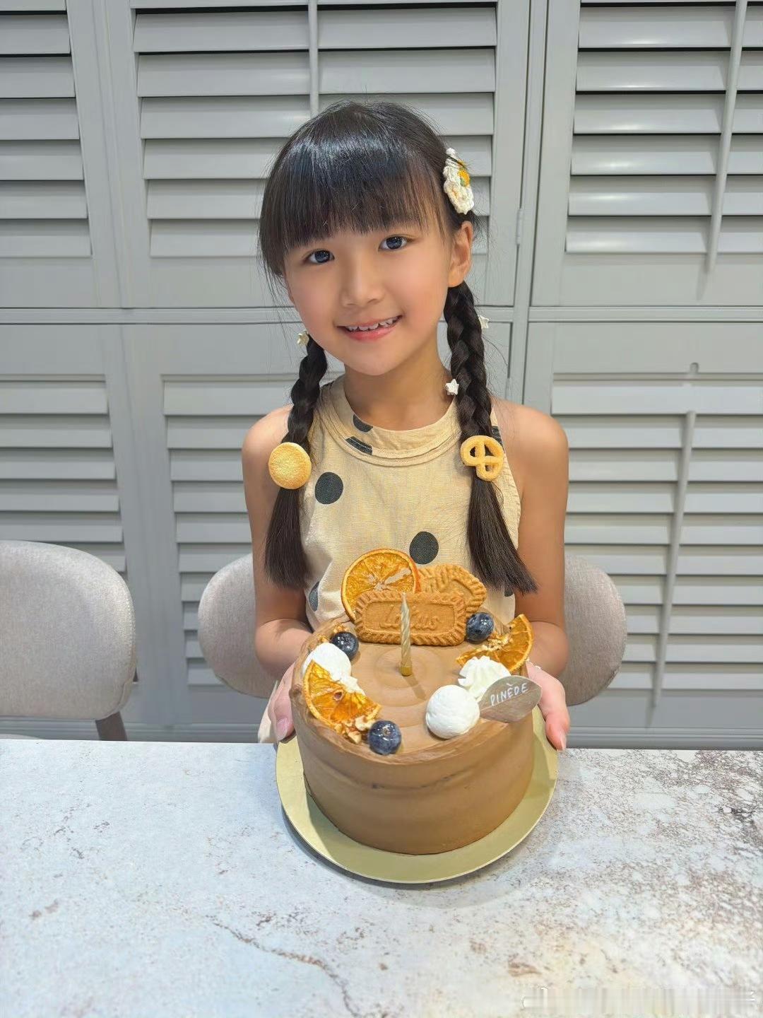 10月16日福原爱两个孩子都这么大，女儿过九岁和爸爸，弟弟一起过生日。女儿和儿子