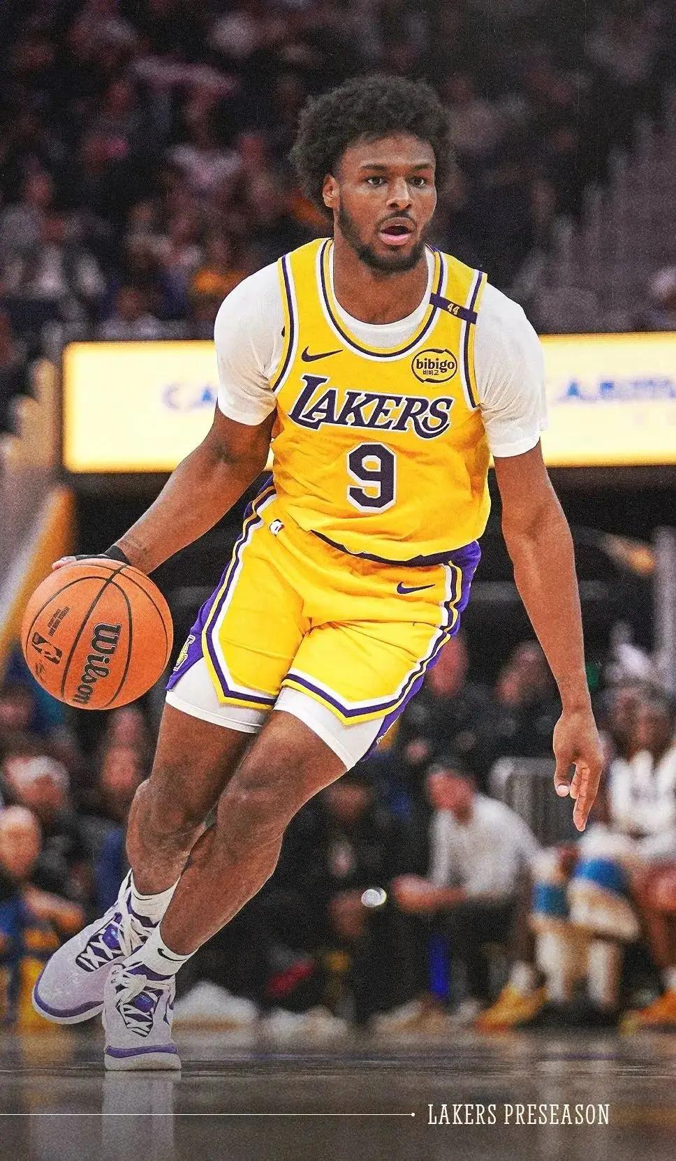 布朗尼的表现得到了东契奇的表扬。东契奇说：“布朗尼相比上赛季绝对有了非常　大的进