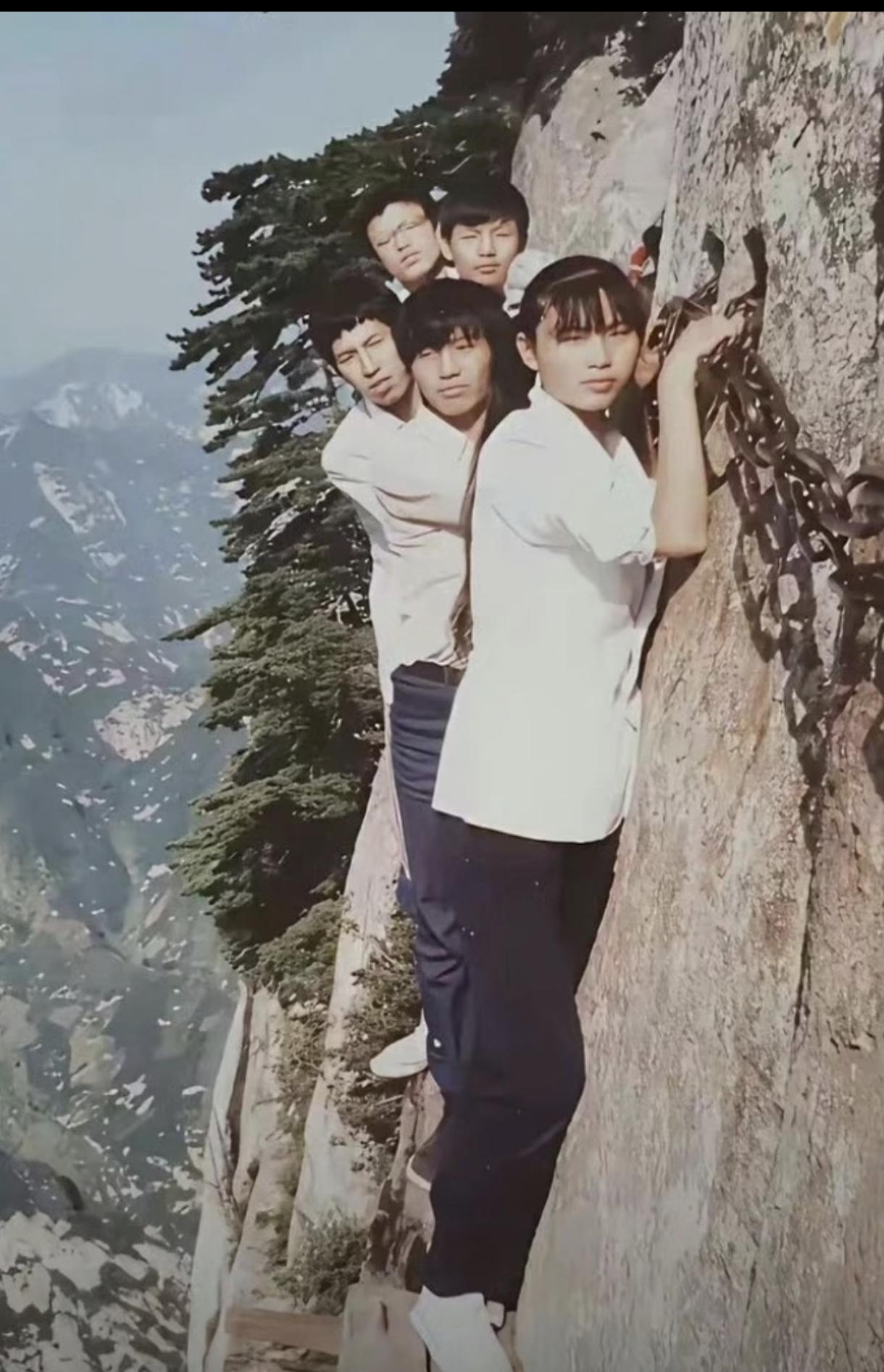 八十年代，赤手空拳爬华山，这可不是AI，那时就是这样的,只有挂在岩壁上的铁链,没