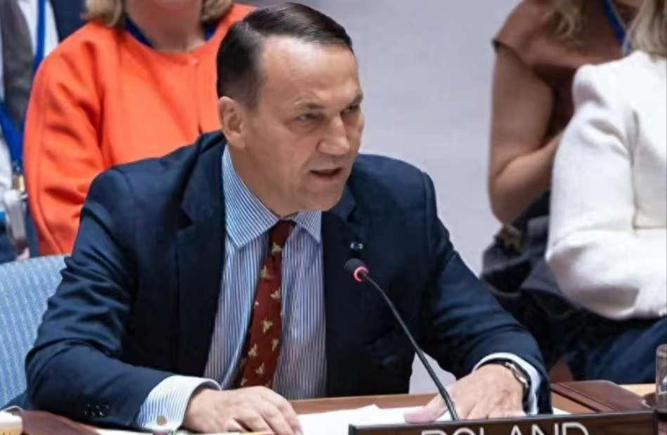 波兰终于老实了！就在这场空袭中，一枚导弹竟然直接命中波兰驻乌克兰大使馆，现场火