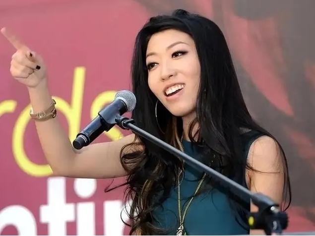 为什么曲婉婷一定要回国内发展？原因很简单，一个ip是国外的网友，给出了答案。她说