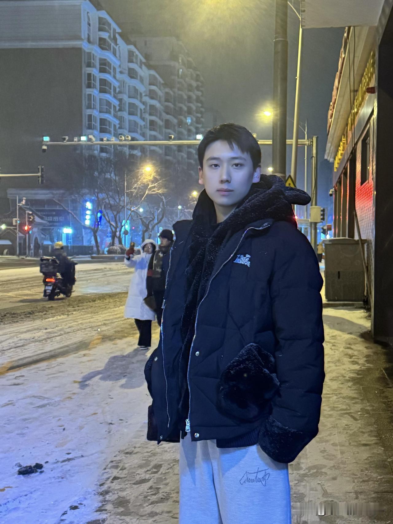 12月14日，恋综《心动的信号6》男嘉宾孙靖钧更新动态，并配文说道：“又遇到初雪