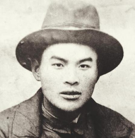 1940年，地下党崔景岳被捕后，密信落入敌人手中，但密信是一张白纸，什么都没有。