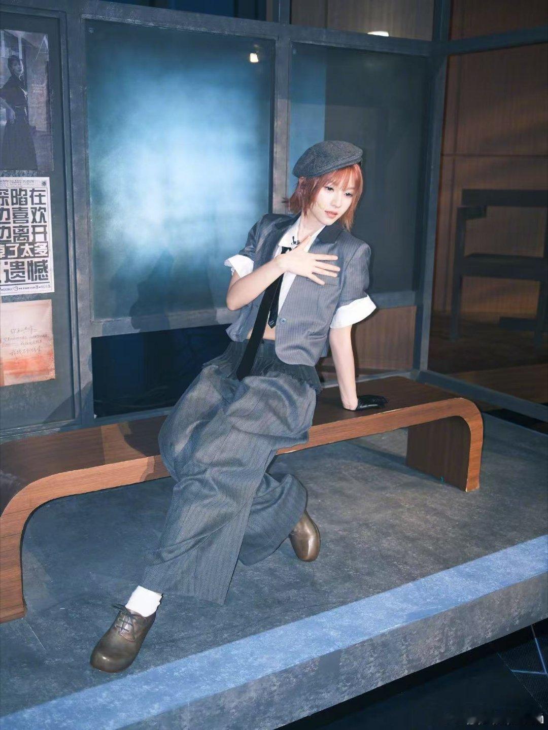 黄灿灿一公造型黄灿灿的报童帽造型，像是从动画片里走出来的角色。一公快点来，等不