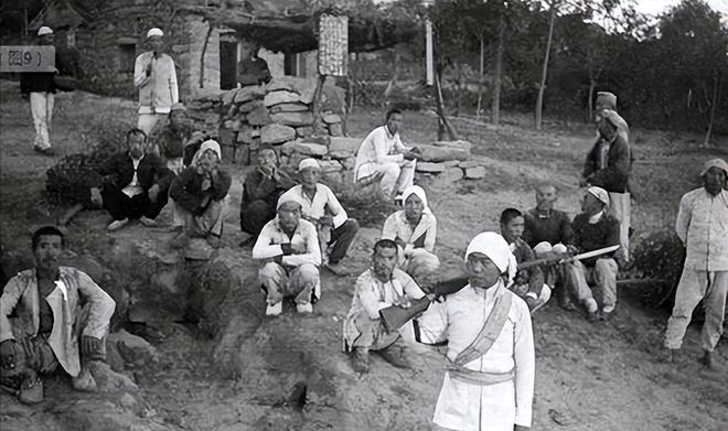 1939年春，河北灵寿县的山路上，两个日军侦察兵哼着小调、挎着三八式步枪，大摇大