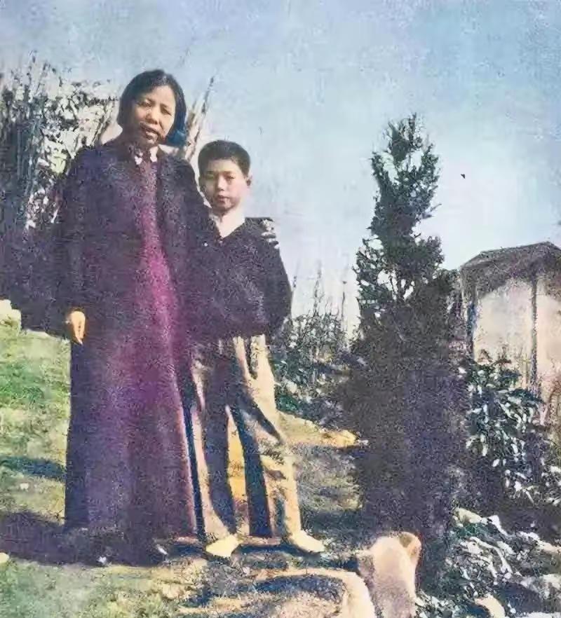 这张照片太珍贵，我这是第一次看到，图片中的人物是邓颖超和少年时期李鹏拍摄的一张合