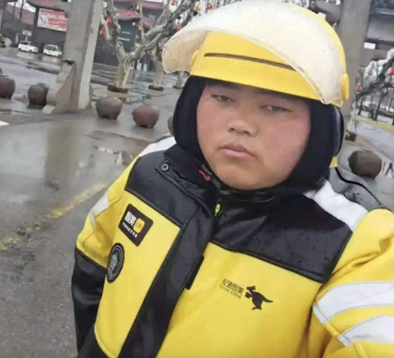 外卖骑手张瑜:农村是个广阔天地，送外卖也能闯出一片属于自己的蓝天！3年前，张