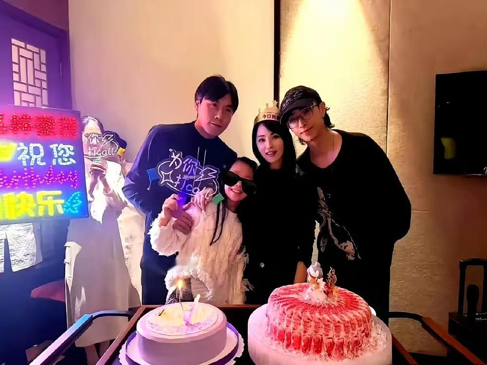 秦昊和伊能静幸福的一家人。秦昊