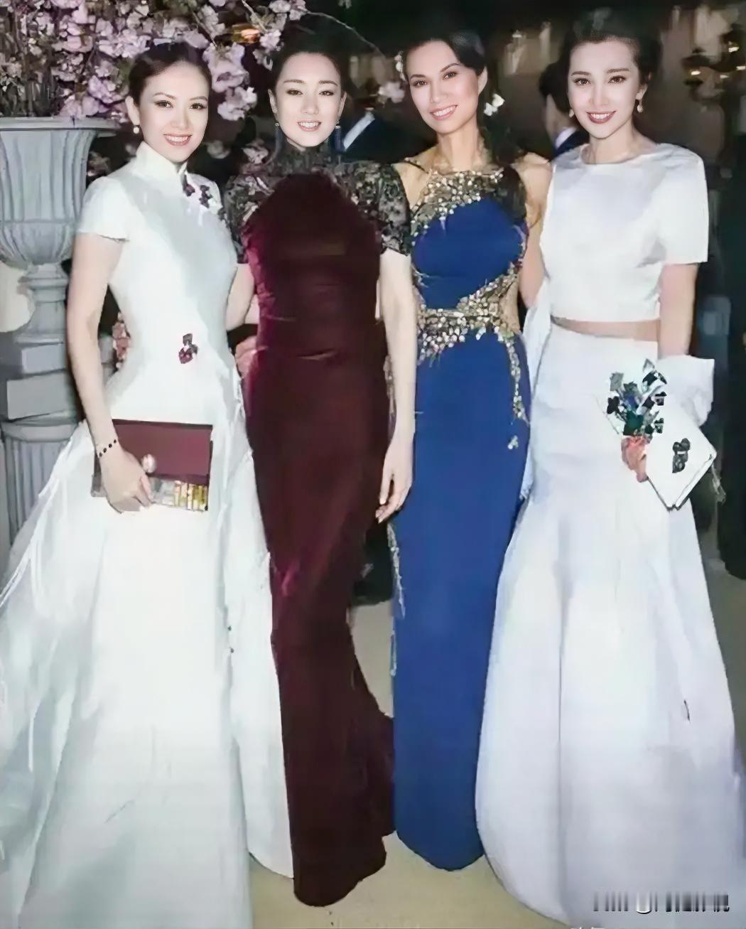 仔细看，左一的是细眉飞扬的章子怡，左二的是秀韵多姿的巩俐，最右边的是明眸善睐的李