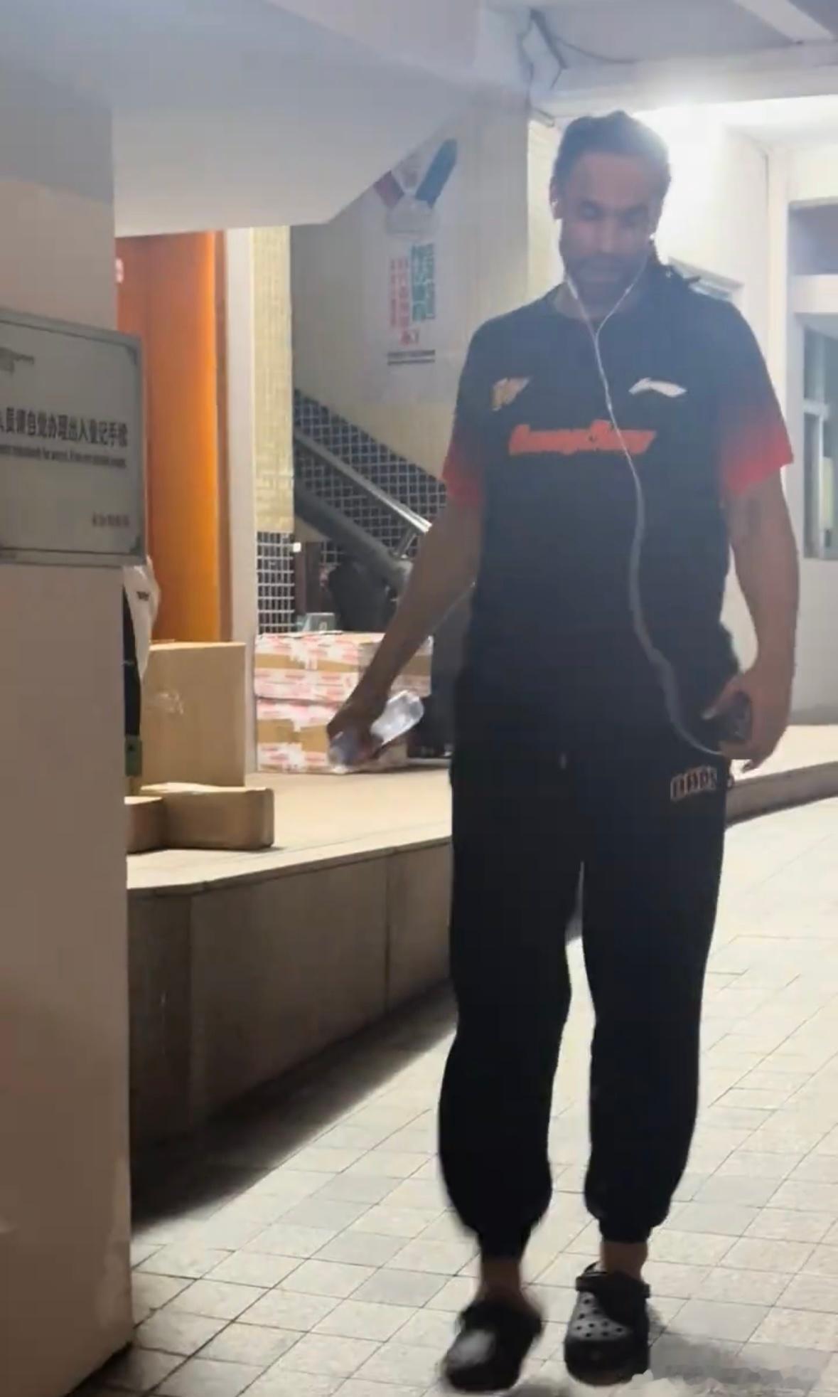 昨晚球迷拍到萨林杰哼着歌、骑着小电驴从俱乐部出来，状态松弛得不像刚遭遇重伤的人。