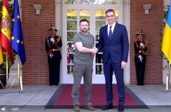 桑切斯比泽连斯基高那么多，他不仅高，气质还高贵，在人群里的他帅得亮眼。