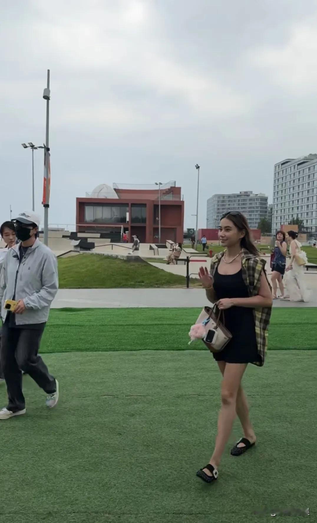 何超莲现身阿那亚参加活动，不得不夸一句，她是完美继承了三太陈婉珍的高颜值！穿着