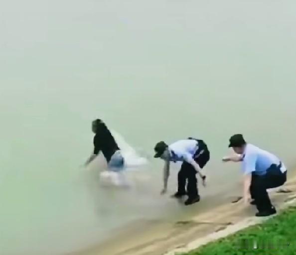 女子跳河以为两个警察会救她，结果让她失望了，其实她自己会游泳，一开始憋气装溺水