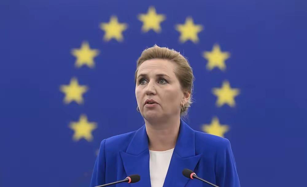 掏枪了！美军C-17直接降在格陵兰首府，丹麦毫不知情，连预警电话都没一个！第