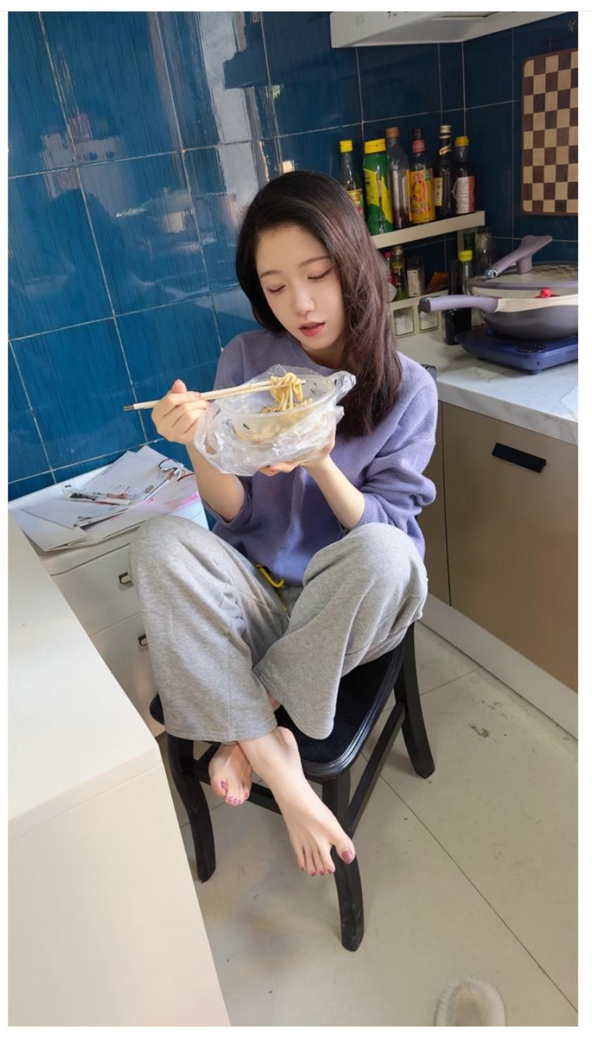 可爱的脸蛋，白嫩的脚丫。