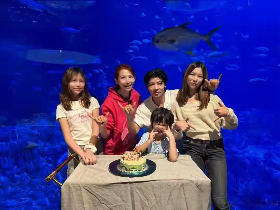 蔡少芬晒全家福为小儿子庆生，哇哦乐儿都六岁了，时间好快生日快乐