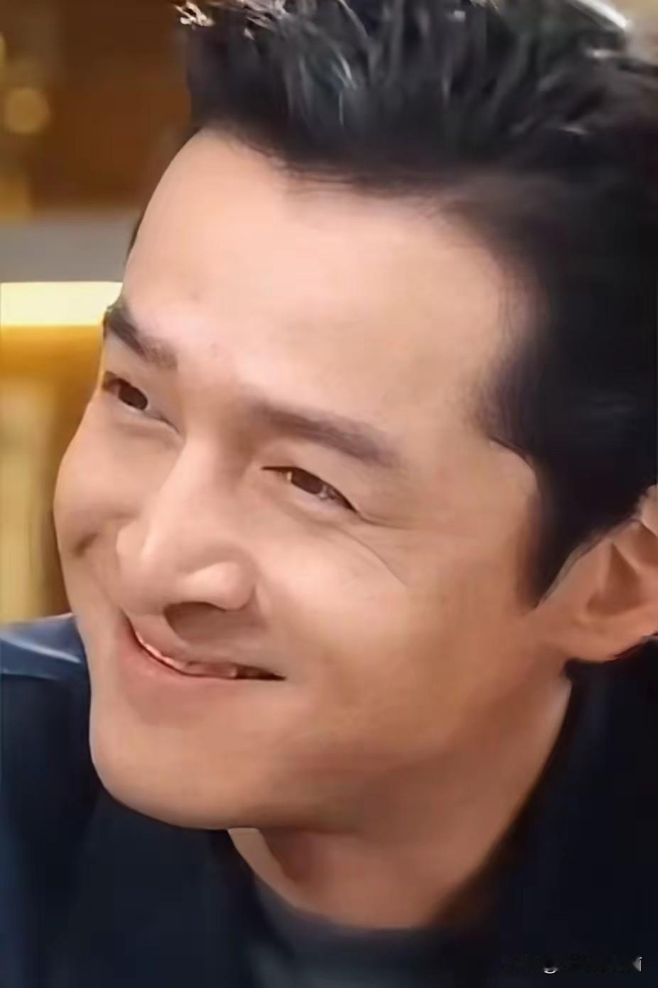 现在的胡歌看起来好疲惫，好显老啊！犹记得他是当年我们心中最棒的李逍遥，现在也是