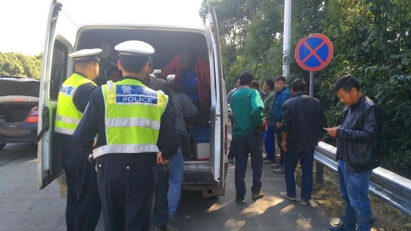 11月16日下午，广西贺州G78汕昆高速钟山县路段发生了一起令人痛心的事故。一辆