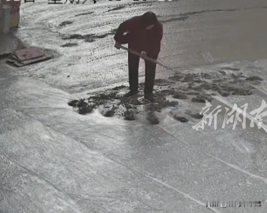 都没招了，谁能治得了这种老人啊？湖南邵阳一个村子有一段泥巴路，村民经过很不方便