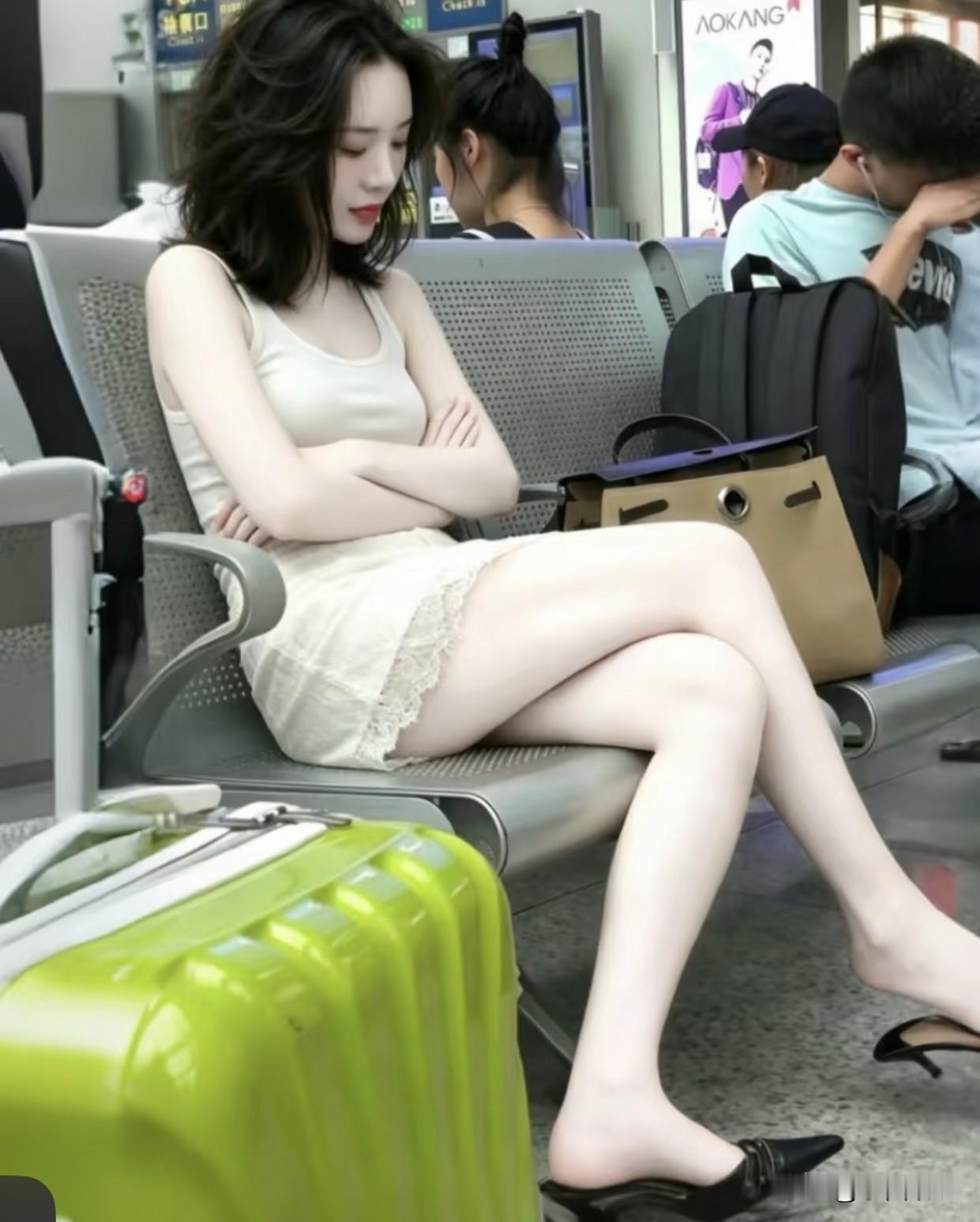 哈哈，虽说是一白遮百丑，可这也白的太过分了吧！看看，把旁边男孩子的眼睛都闪花了！