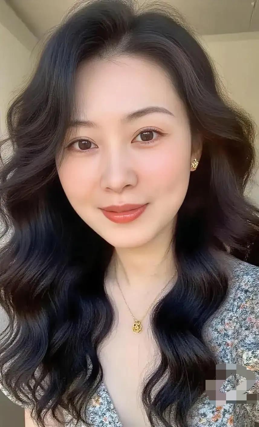 哇塞！我的邻居丈夫因肝癌去世一周年。女子57岁因长相漂亮，身材丰膄，被同村的一个
