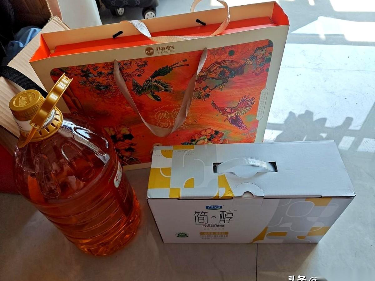 我勒个去，刚下班刷到这个，气得我差点把手机扔了！大过年的，前夫哥这波操作，简直了