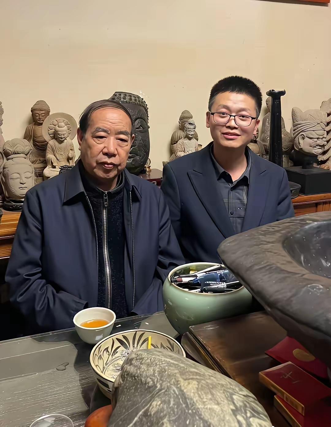 贾平凹现在看起来非常的不高兴。他是西北的大文豪，这一点毋庸置疑。只可惜他的女儿没