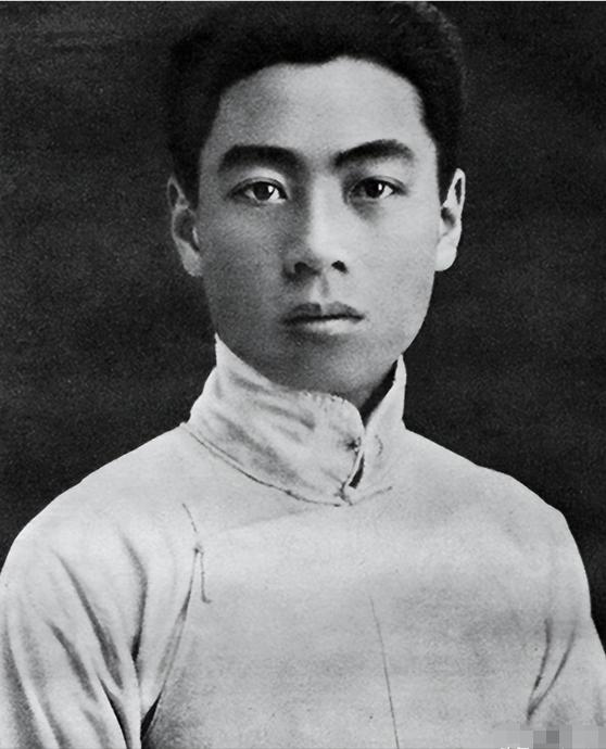 1955年，周总理途经昆明时，遇到了初恋张若名，谈话间，周总理轻声询问，