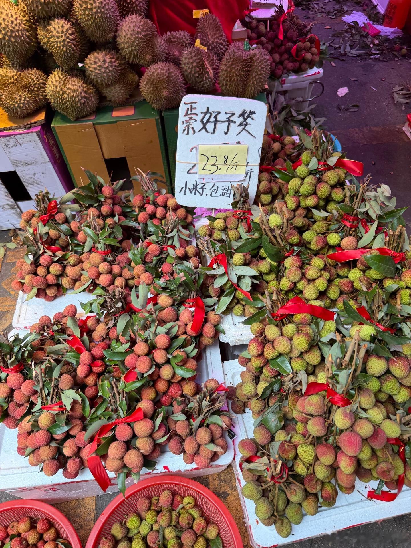 不是说今年的荔枝很多吗？多不应该便宜吗？怎么这么贵？我滴妈耶，我还是和嘴巴打个商