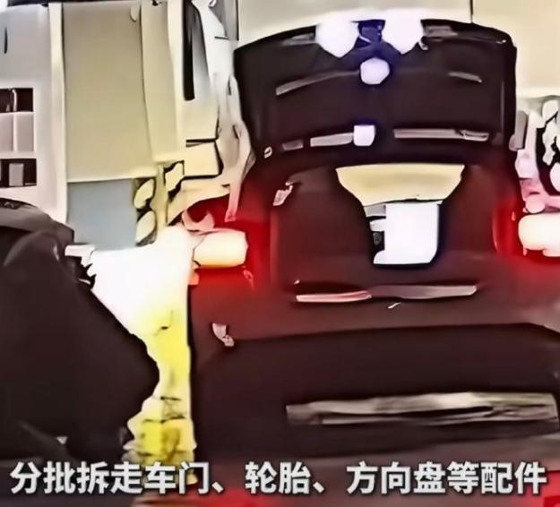 9月4日报道，上海一名女车主准备出国远行，把价值400万的豪车妥善套上车衣，安置