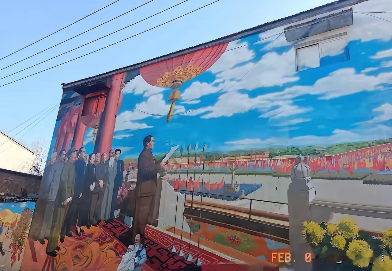 河南商丘吴营村那面曾让24.1万人次慕名打卡的“开国大典”墙绘，被不明人士用白漆