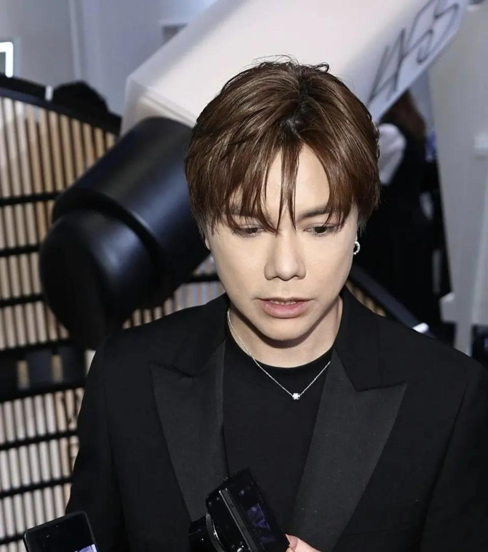 已经有香港艺人站出来说话了！ 说实话，如果让港独艺人张敬轩重启内地市场赚得盆