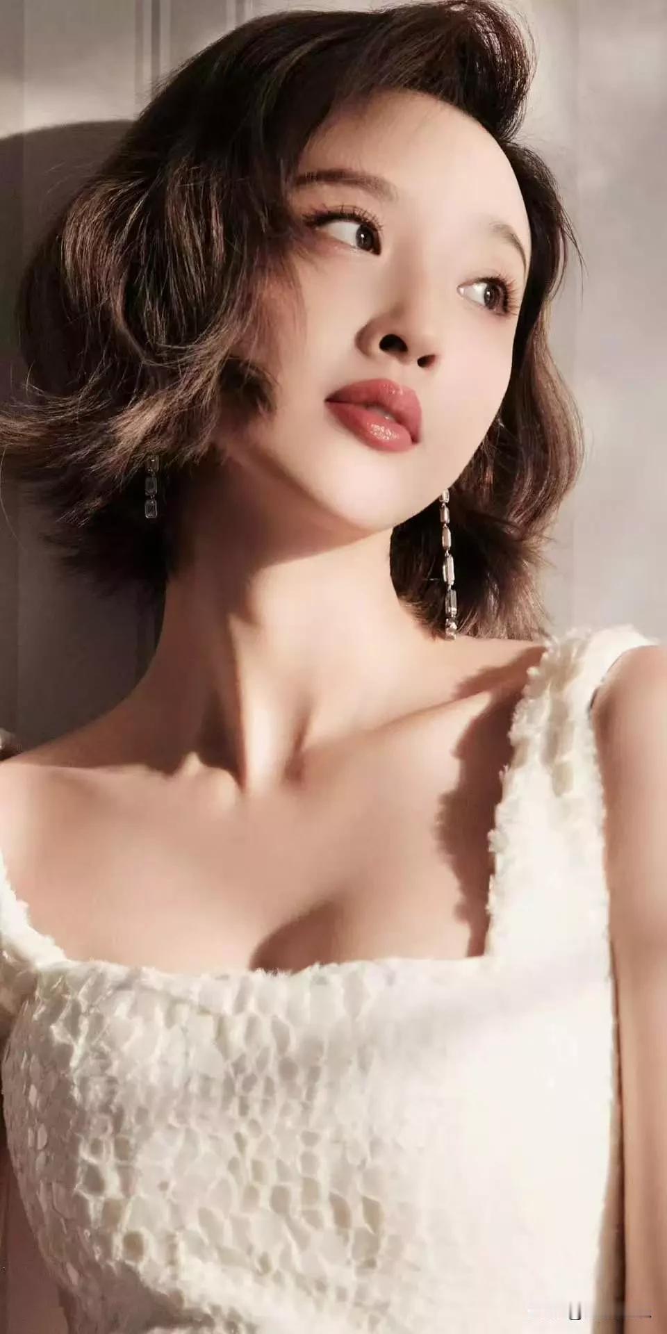 唐艺昕短发杀疯了！33岁辣妈演绎"逆龄少女"教科书33岁唐艺昕甩出一组写真