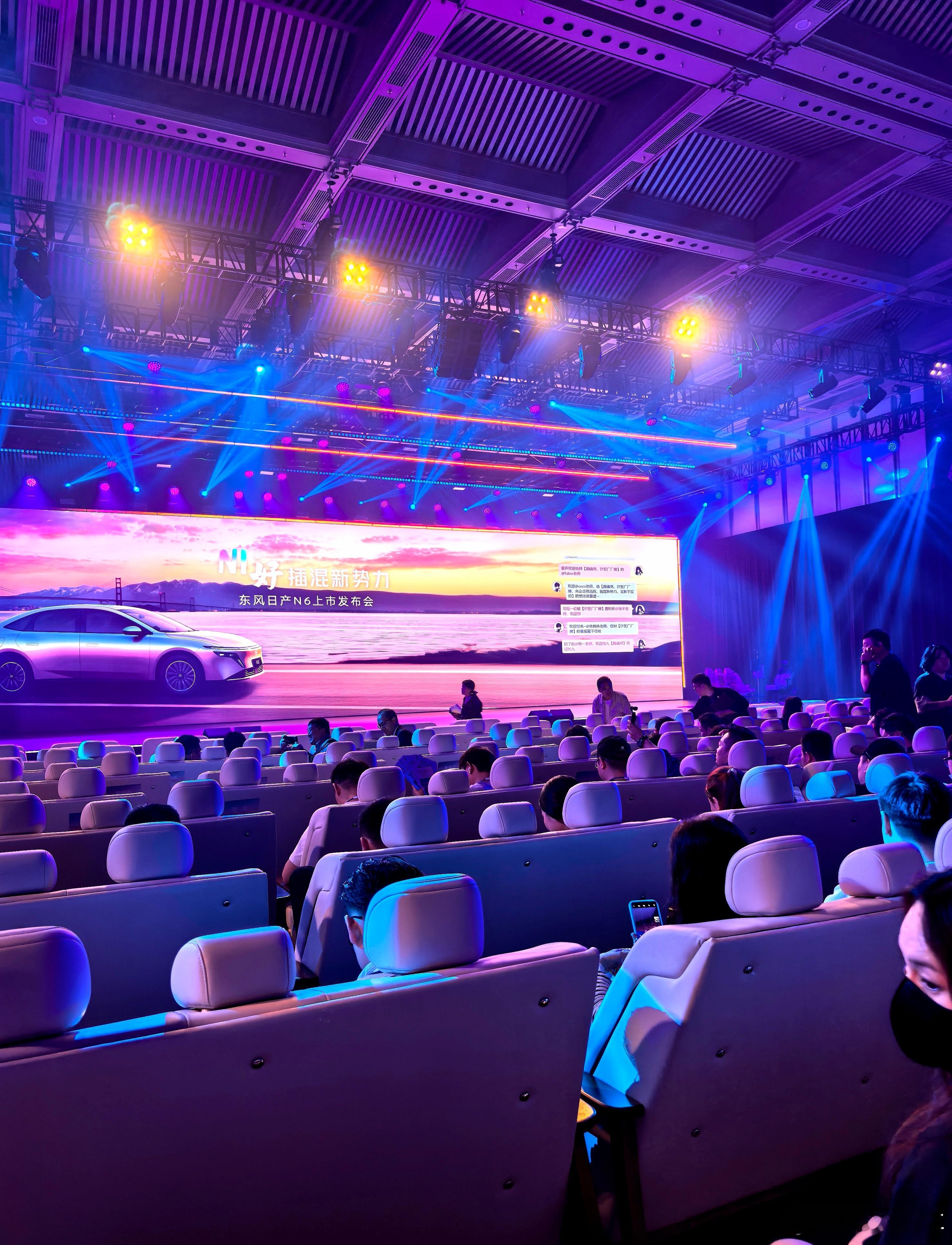 一进内场把我看兴奋了，一排排沙发看不到底，坐上那一刻不要太舒服！还准备了爆米花，