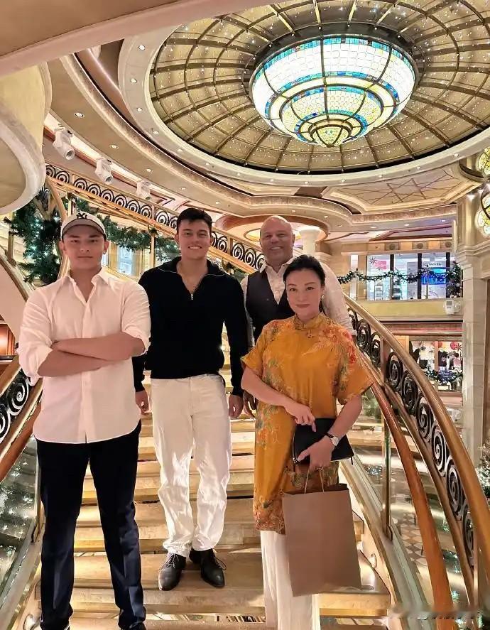 61岁史可庆祝结婚25周年！外公老公罕见照片曝光，两个混血儿子非常帅气！