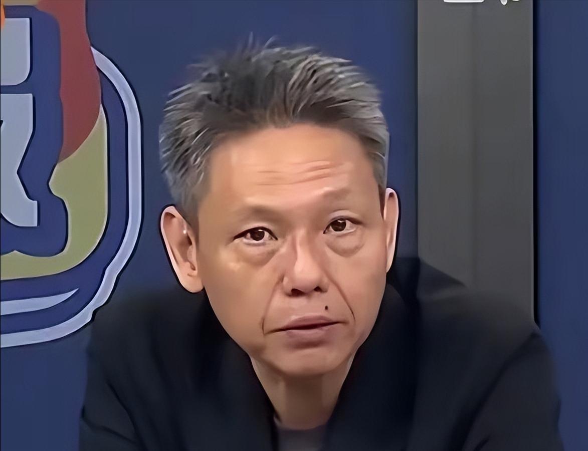 台湾时事评论员谢寒冰：你们知道中国大陆这两天在干什么吗？他在给全国的退伍军人制发