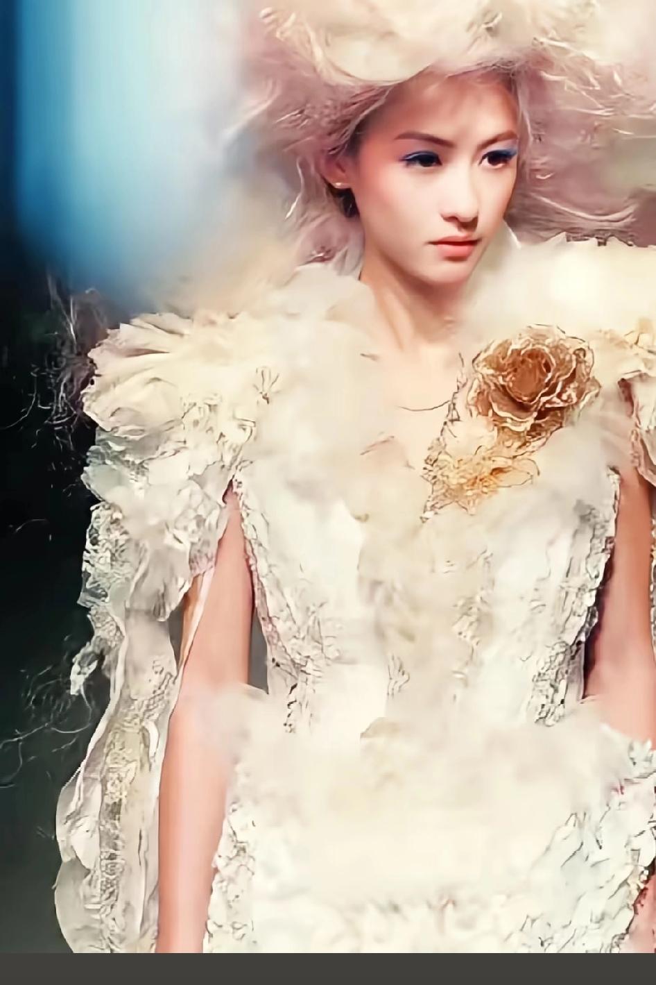 她身上有种故事感，不只是美貌，花期的她，确实倾国倾城不知道为什么，看到她尤其是