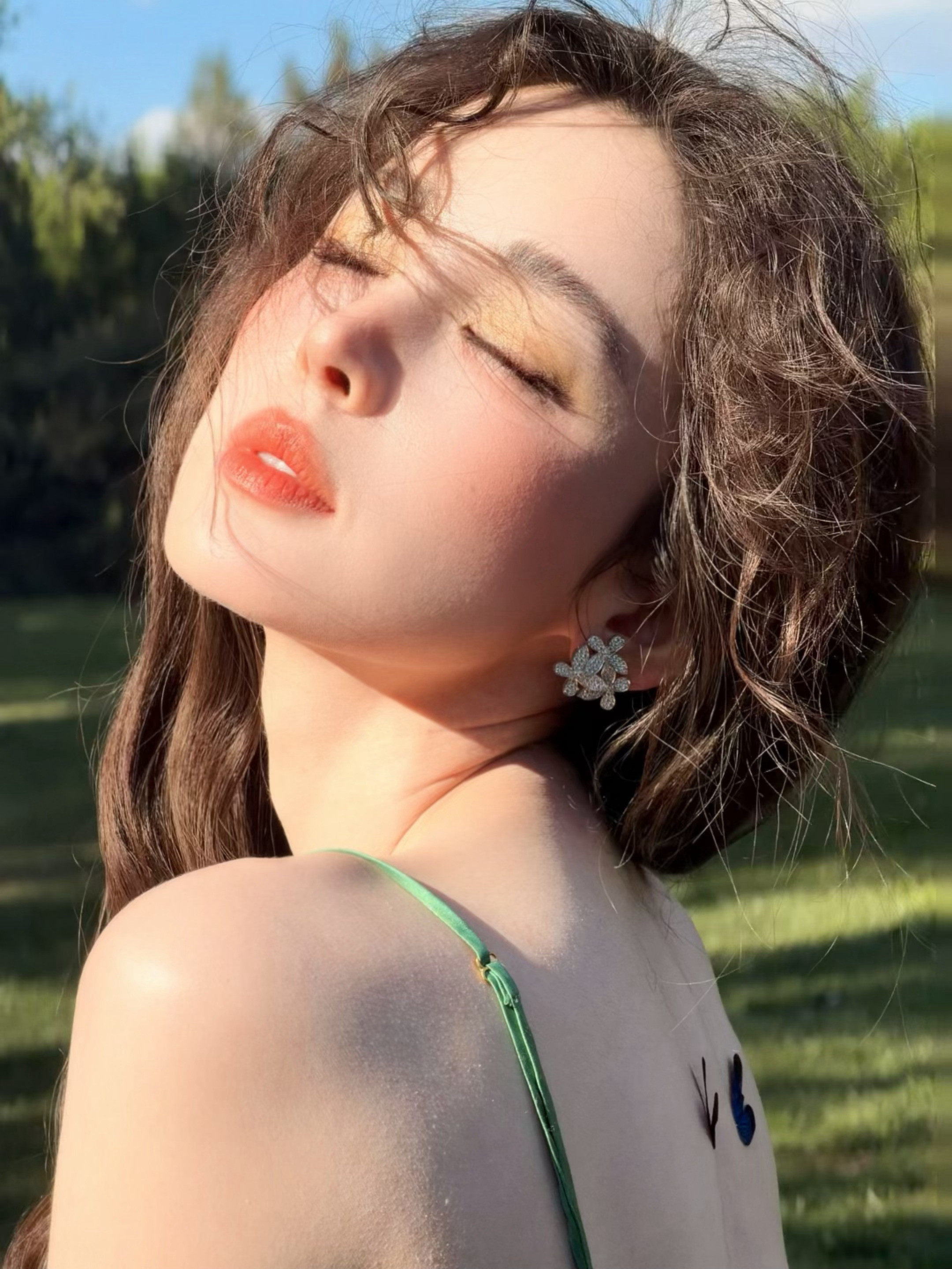 娜扎混血妆是洋娃娃是美神是精灵是我们美神娜扎美得我到处找AI生成提示！