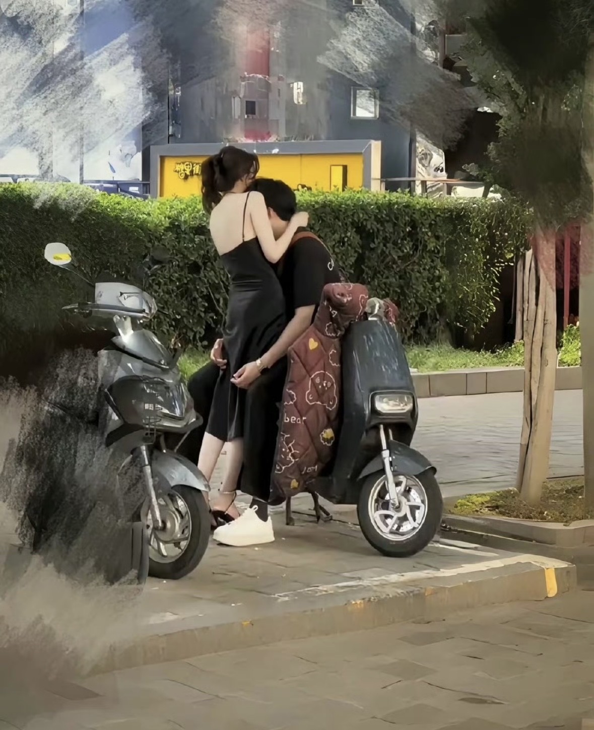 不敢想，这兄弟此刻有多幸福！