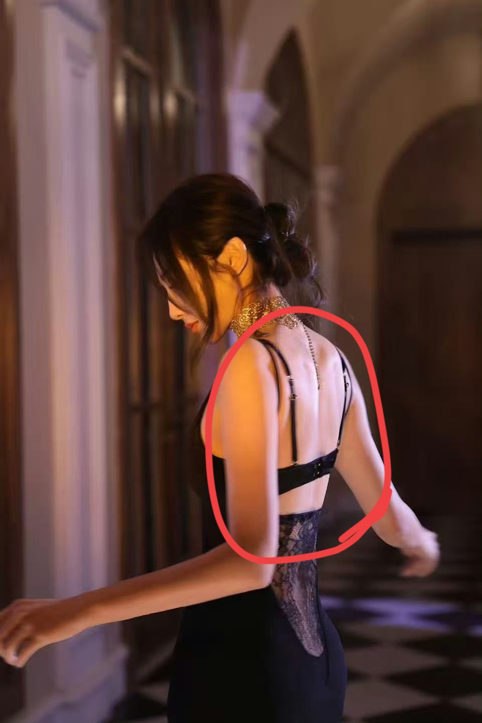 彭小苒，就不能大大方方的？近日彭小苒晒出一组穿黑色露背礼服的图片，奇怪的是，