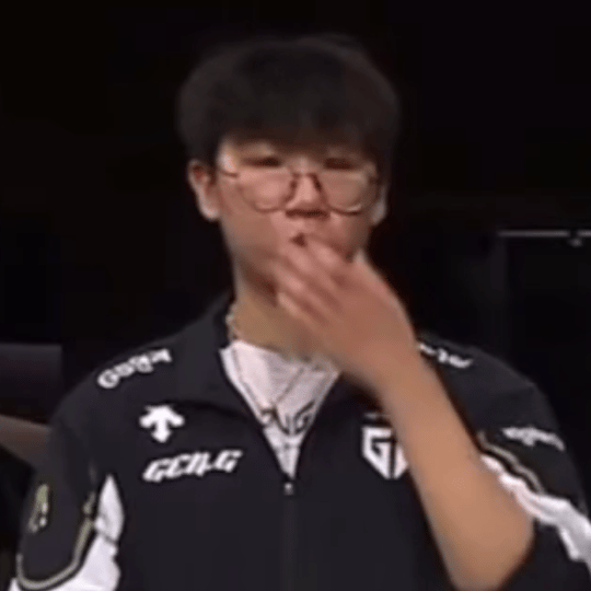 待会GEN对战KT啦，GEN依旧首发尺帝Ruler，即便在韩网闹得沸沸扬扬，看样