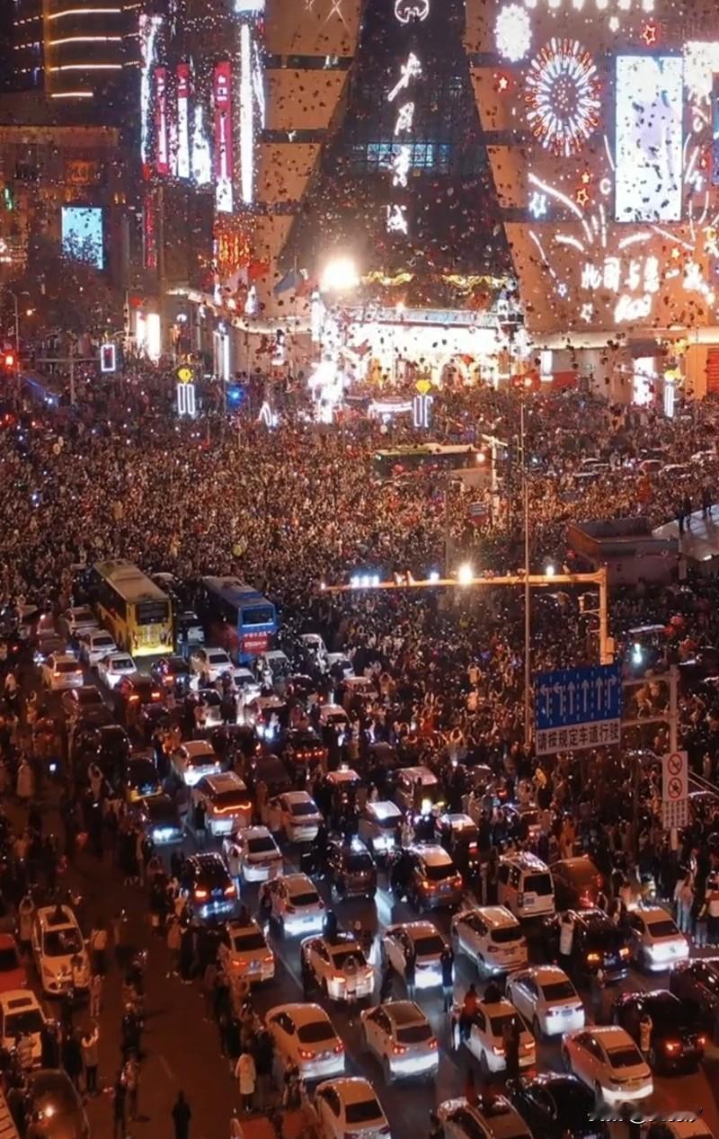 元旦小长假最适合去的10个绝美景点：1. 上海迪士尼度假区：新开放的“疯