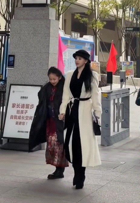 贵州，一妈妈参加女儿家长会，因其打扮精致，人又长得漂亮，引起了网友们的关注和热议