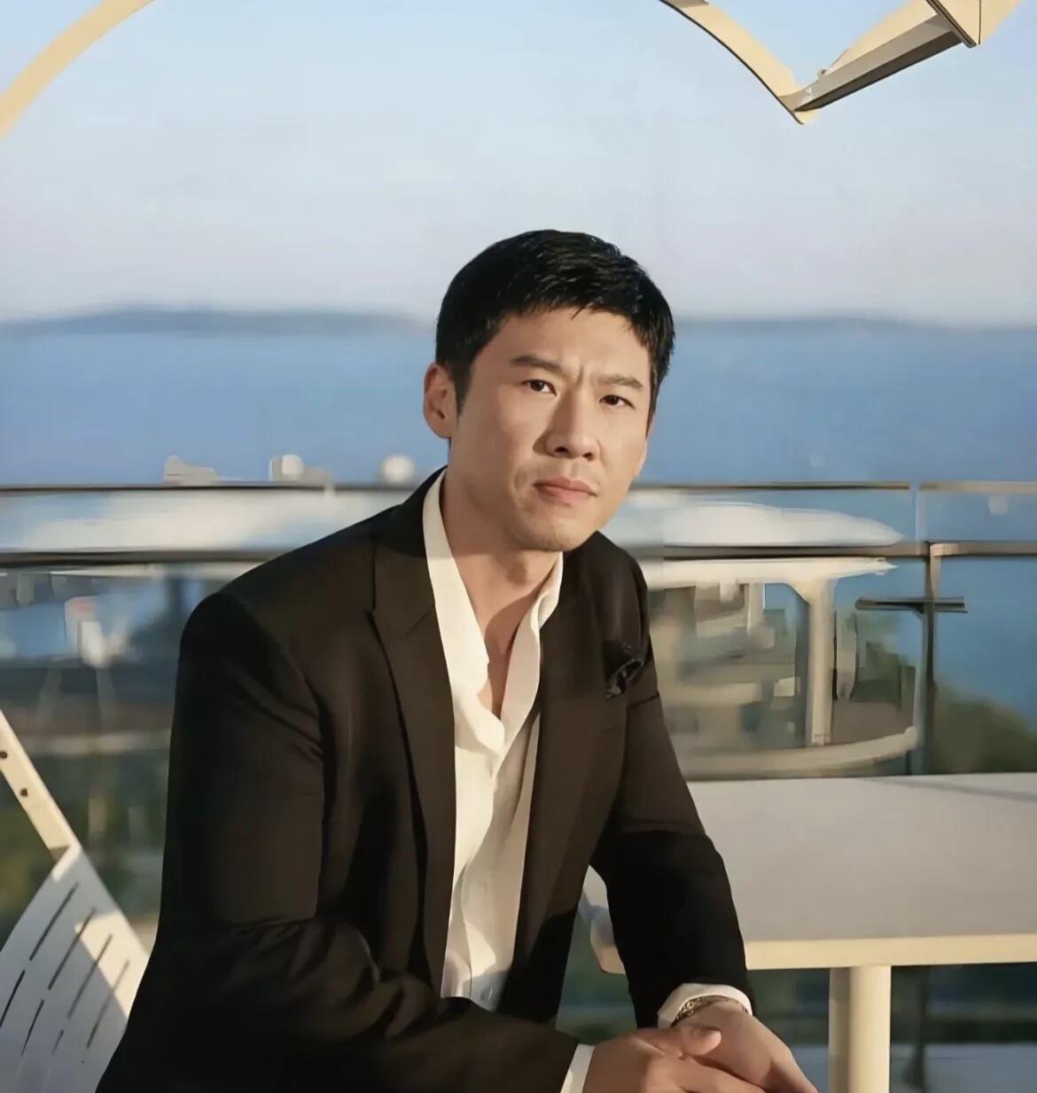 他的长相确实很一般，可以用相貌平平来形容，但他的演技可不一般。出道这么多年来，演