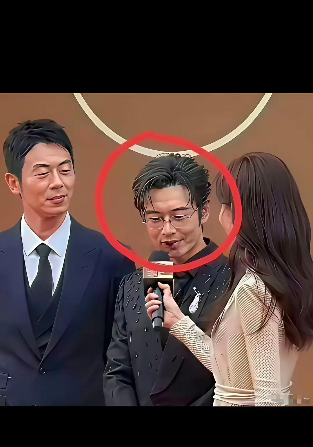 黄晓明头上戴的毋庸置疑是假发，和自己的真发界限分明，融合的不是很好。小明哥这么