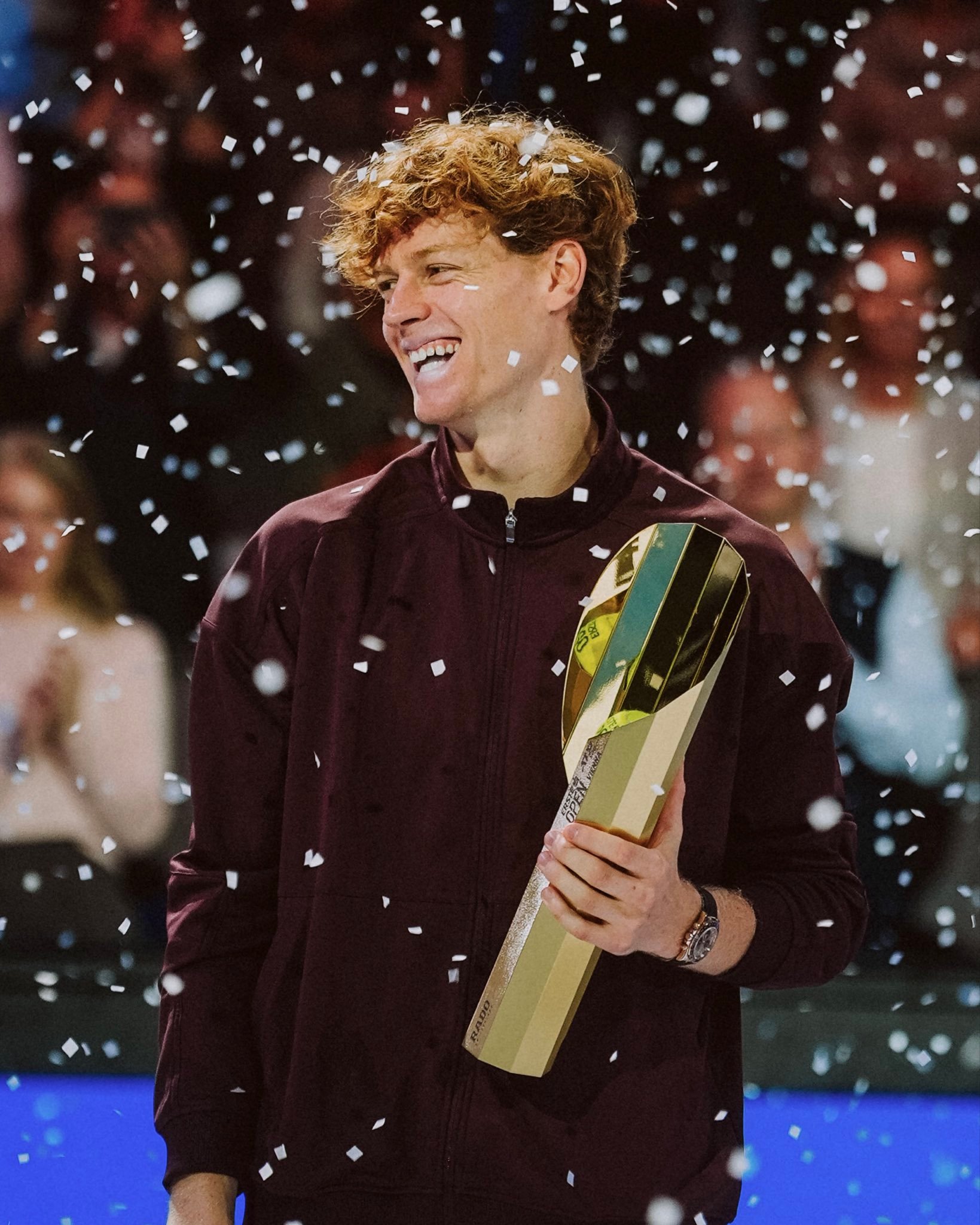 辛纳维也纳赛冠军辛纳维也纳捧杯图旁边是他爸爸网球talking大会热点现场网球[