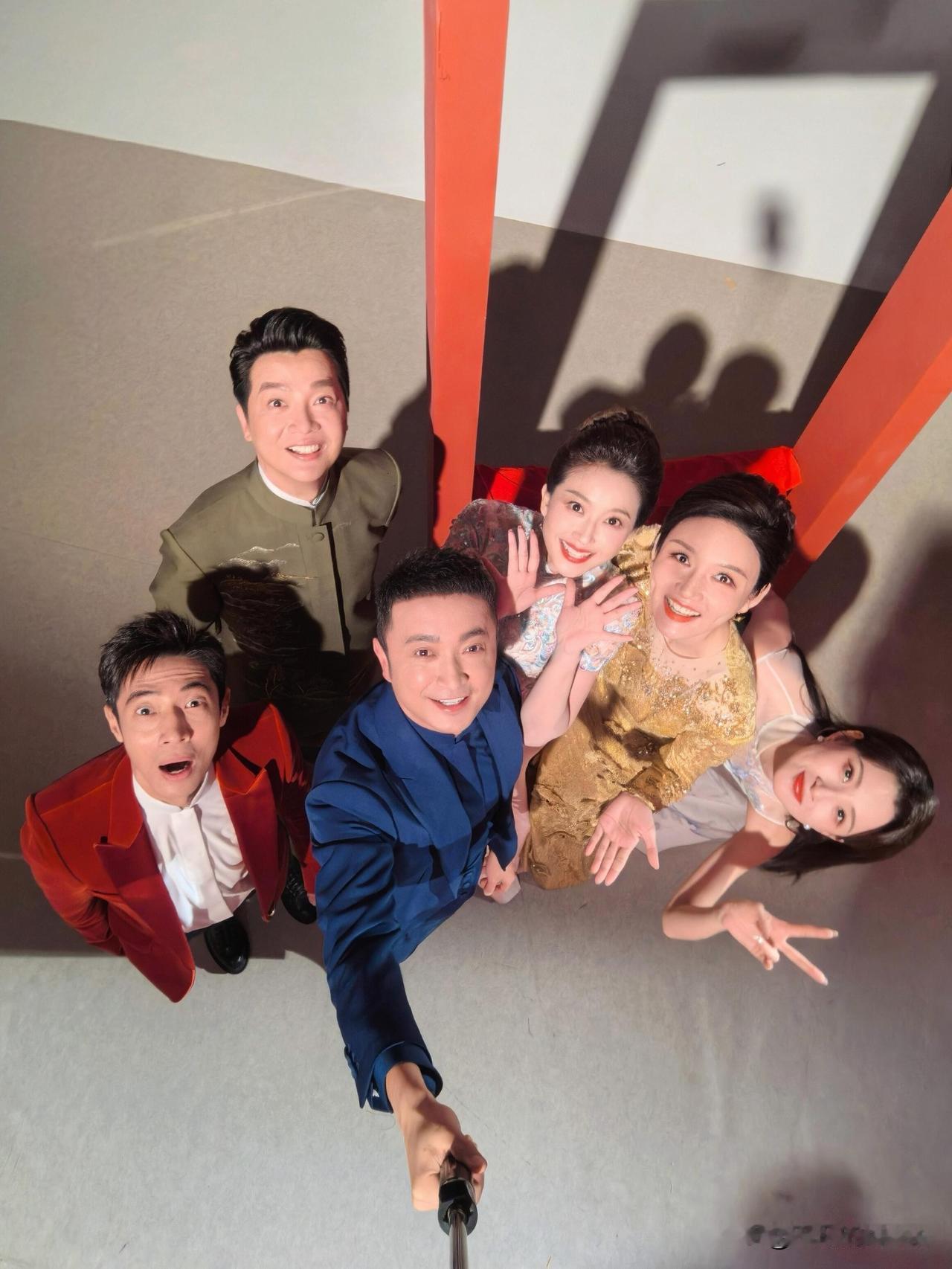 2月4日，央视主持人尼格买提更新动态，但他只发了一张图片。图中有6个人，他们