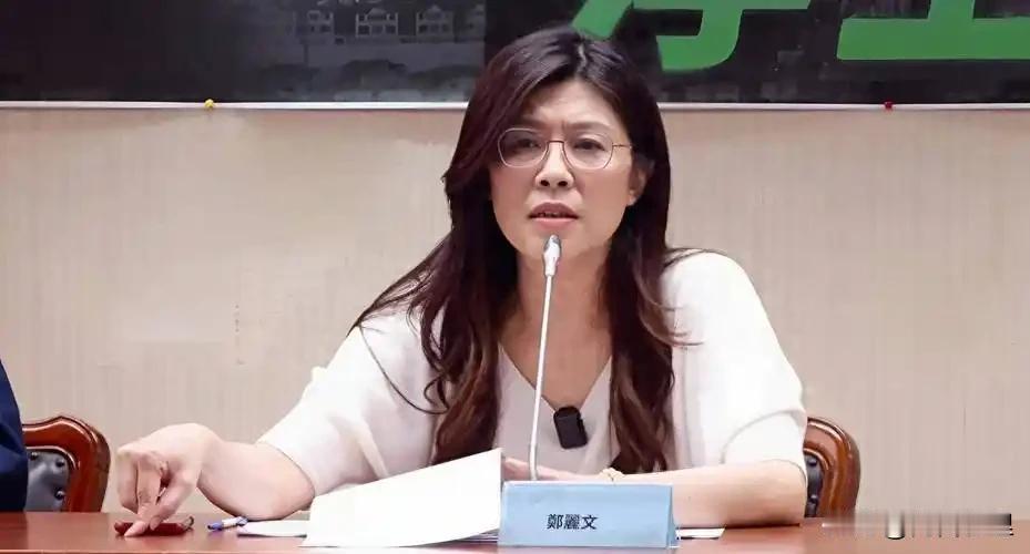 国民党新春团拜，看似锣鼓喧天，实则演变成了一场尴尬的“独角戏”。主席郑丽文强撑笑