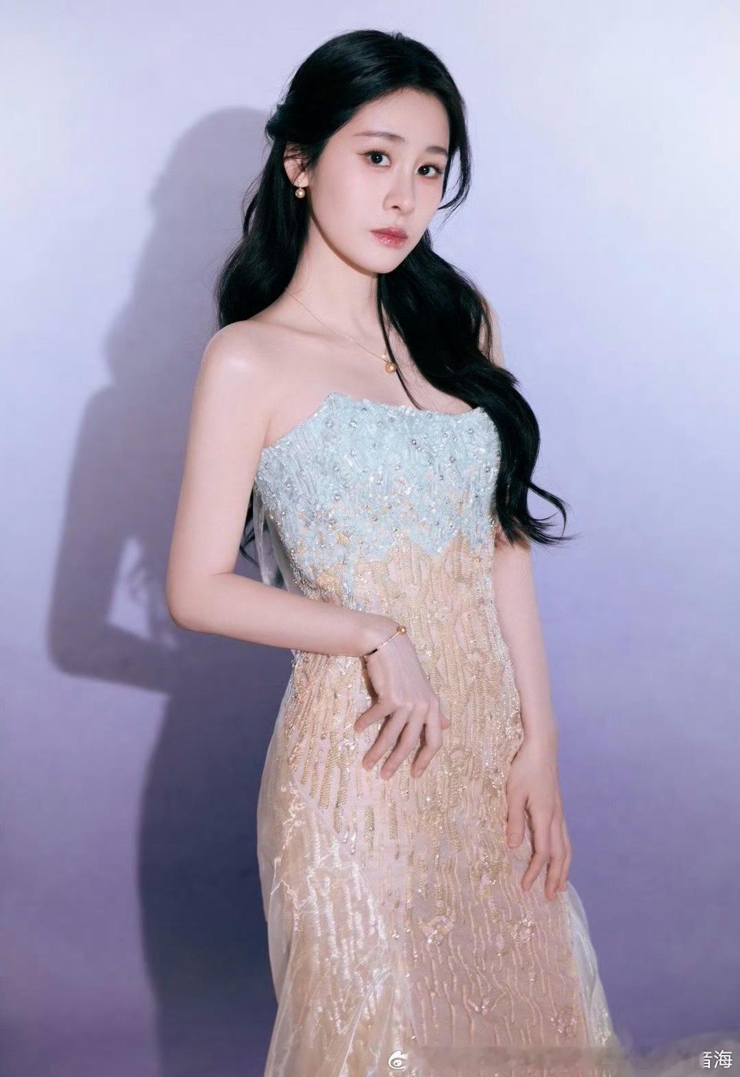 莫名其妙的突然觉得张碧晨挺好看呢？？！！！！！！