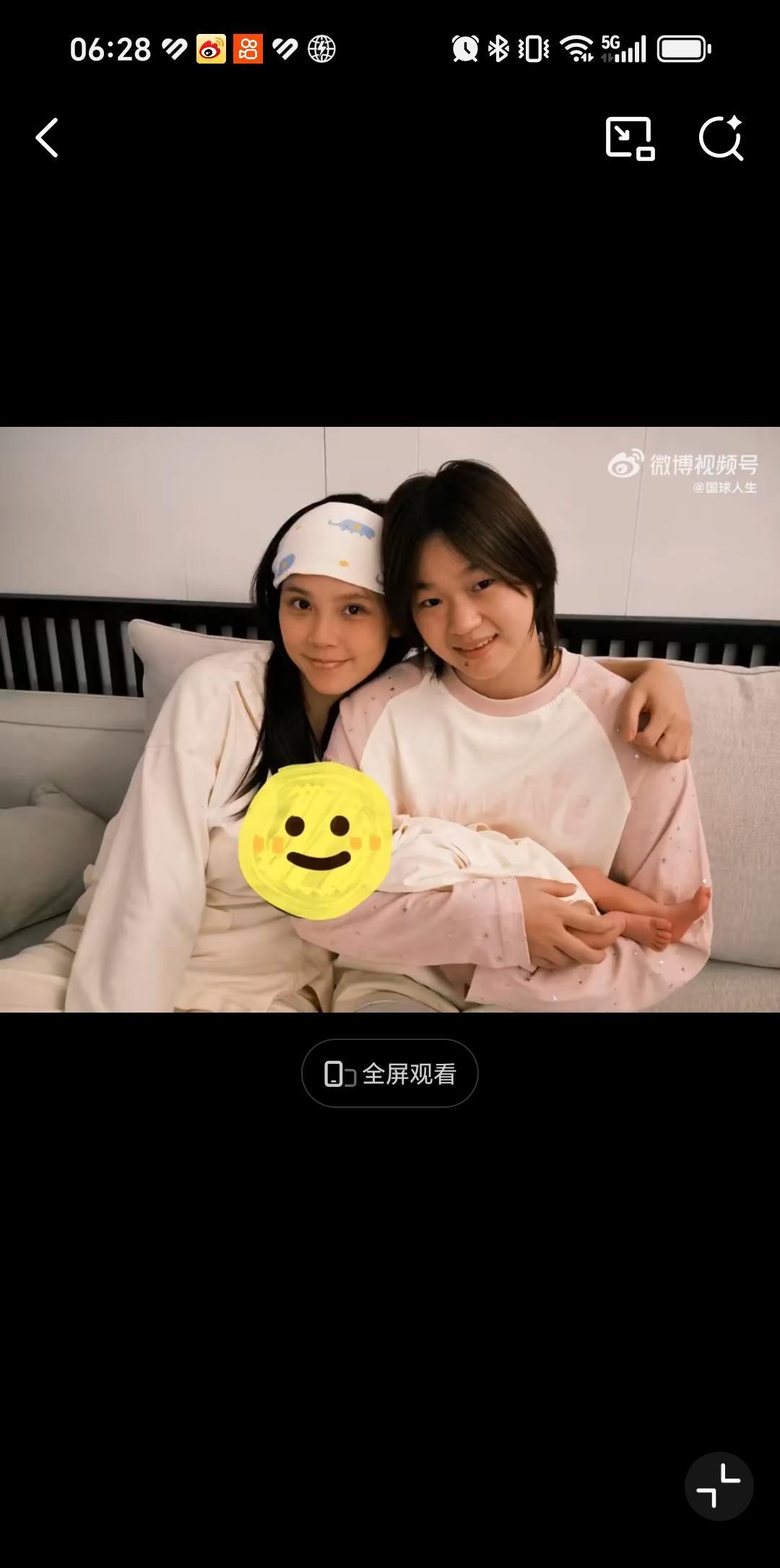 8月31日全红婵和谢思埸一家三口合影，谢思埸老婆脸真小，感觉还没出月子这状态很好